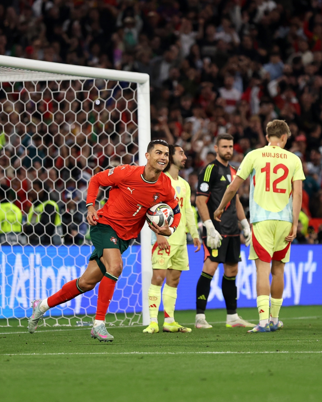 关于双方同场竞技，争夺着欧国联比赛的胜利的信息